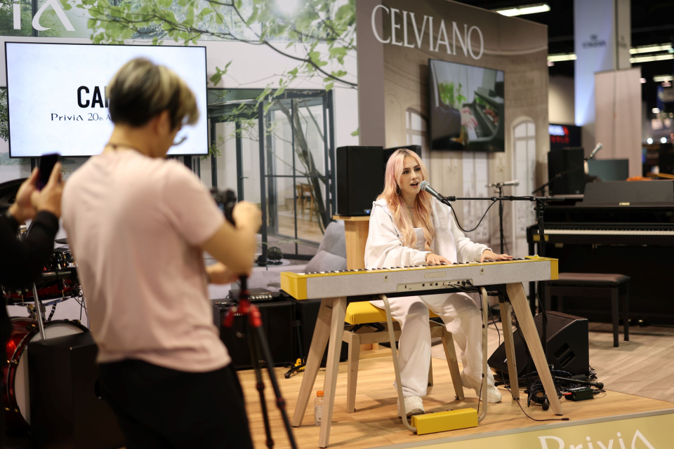 artist performs in namm show booth