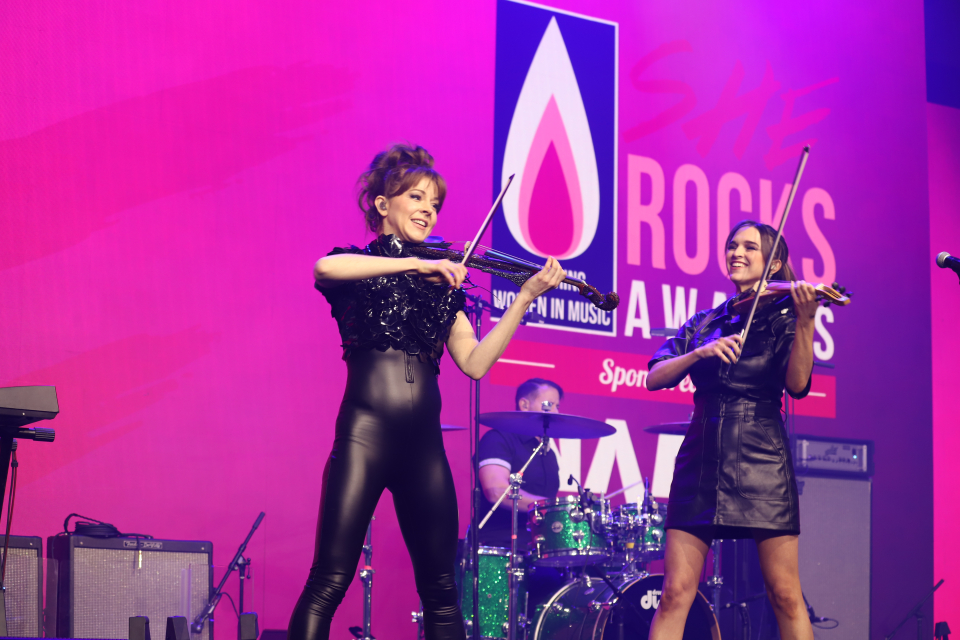 lindsey stirling performs the violin at she rocks